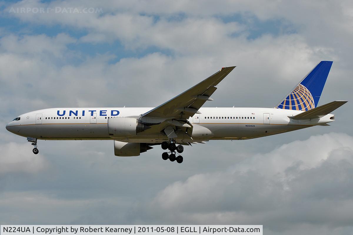 N224UA, 2001 Boeing 777-222 C/N 30225, Approaching r/w 27L