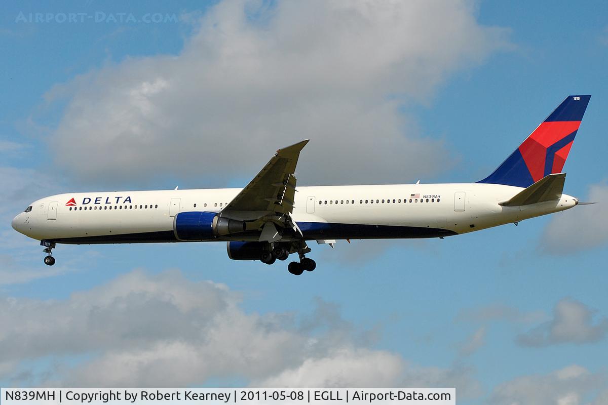 N839MH, 2001 Boeing 767-432/ER C/N 29712, Approaching r/w 27L