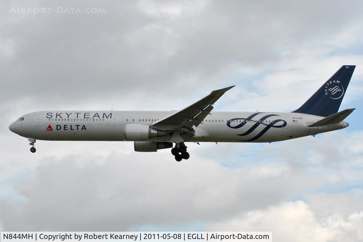 N844MH, 2002 Boeing 767-432/ER C/N 29717, Approaching r/w 27L