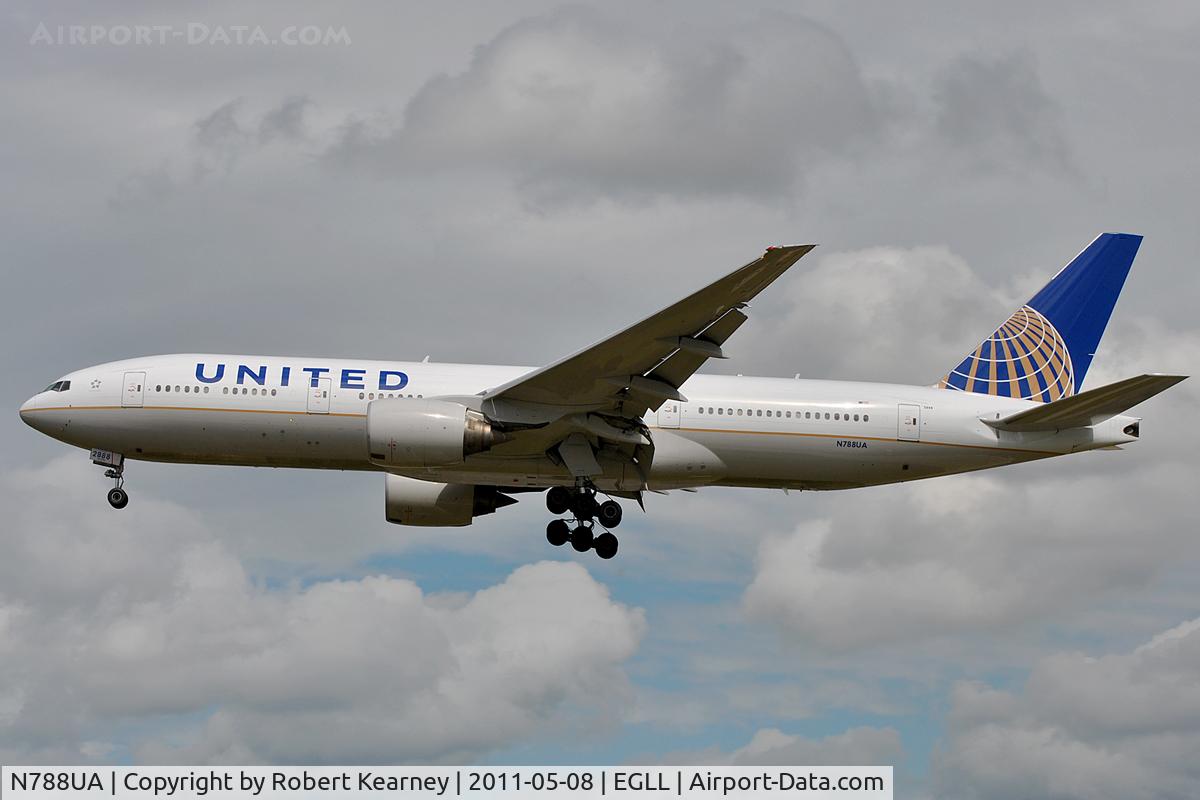 N788UA, 1997 Boeing 777-222 C/N 26942, Approaching r/w 27L