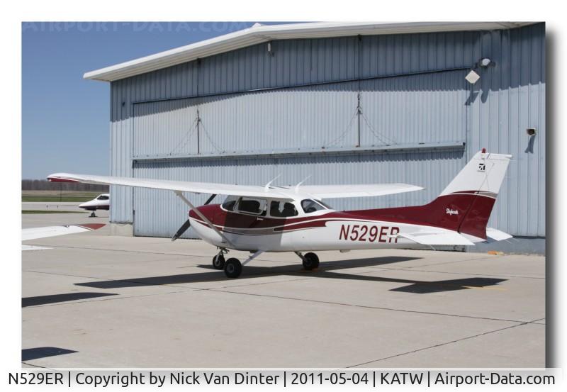 N529ER, 2002 Cessna 172S C/N 172S9111, On the Ramp at KATW.