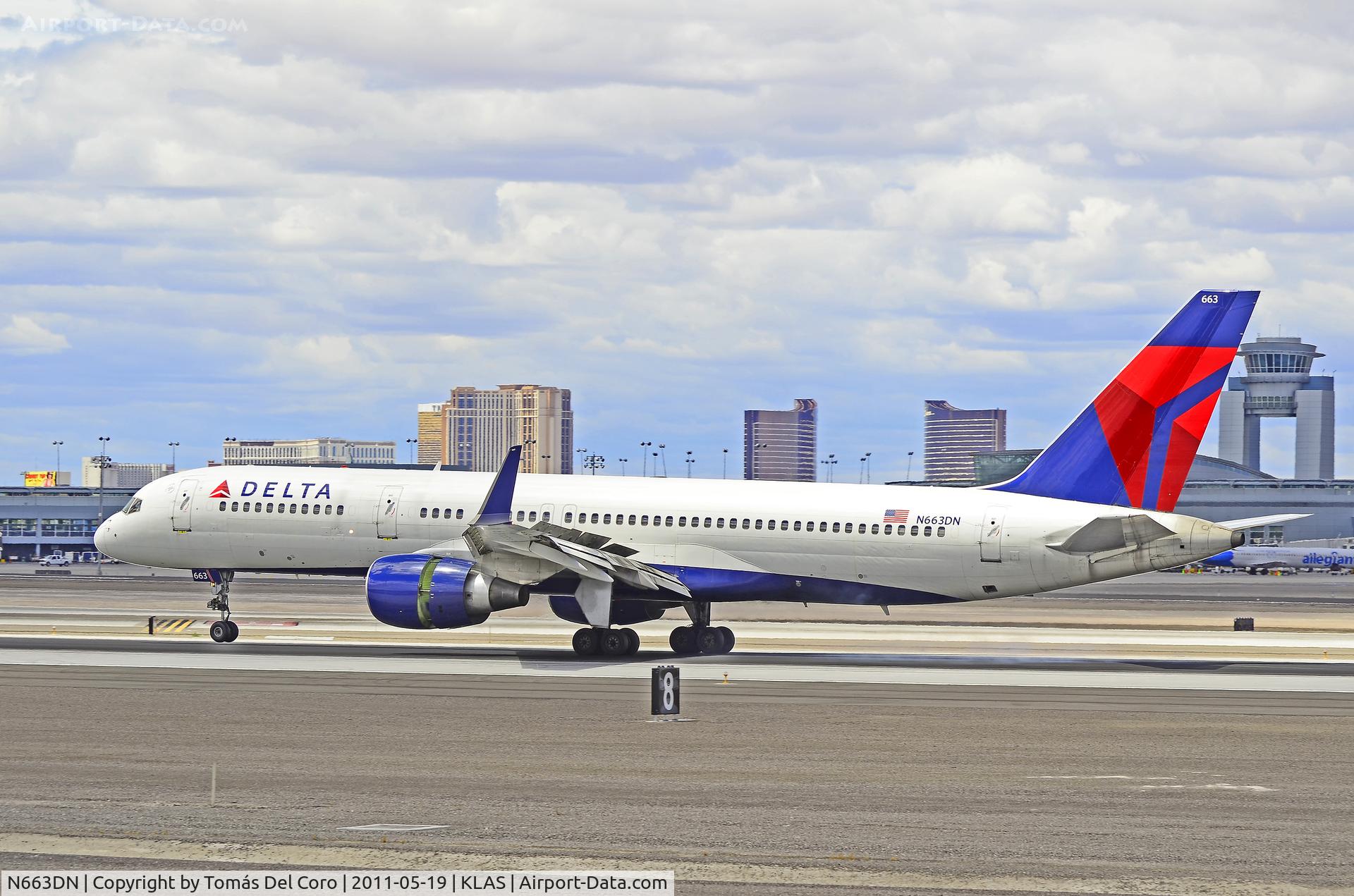 N663DN, 1991 Boeing 757-232 C/N 24992, Delta Air Lines N663DN 1991 Boeing 757-232 C/N 24992

Las Vegas - McCarran International (LAS / KLAS)
USA - Nevada, May 19, 2011
Photo: Tomás Del Coro