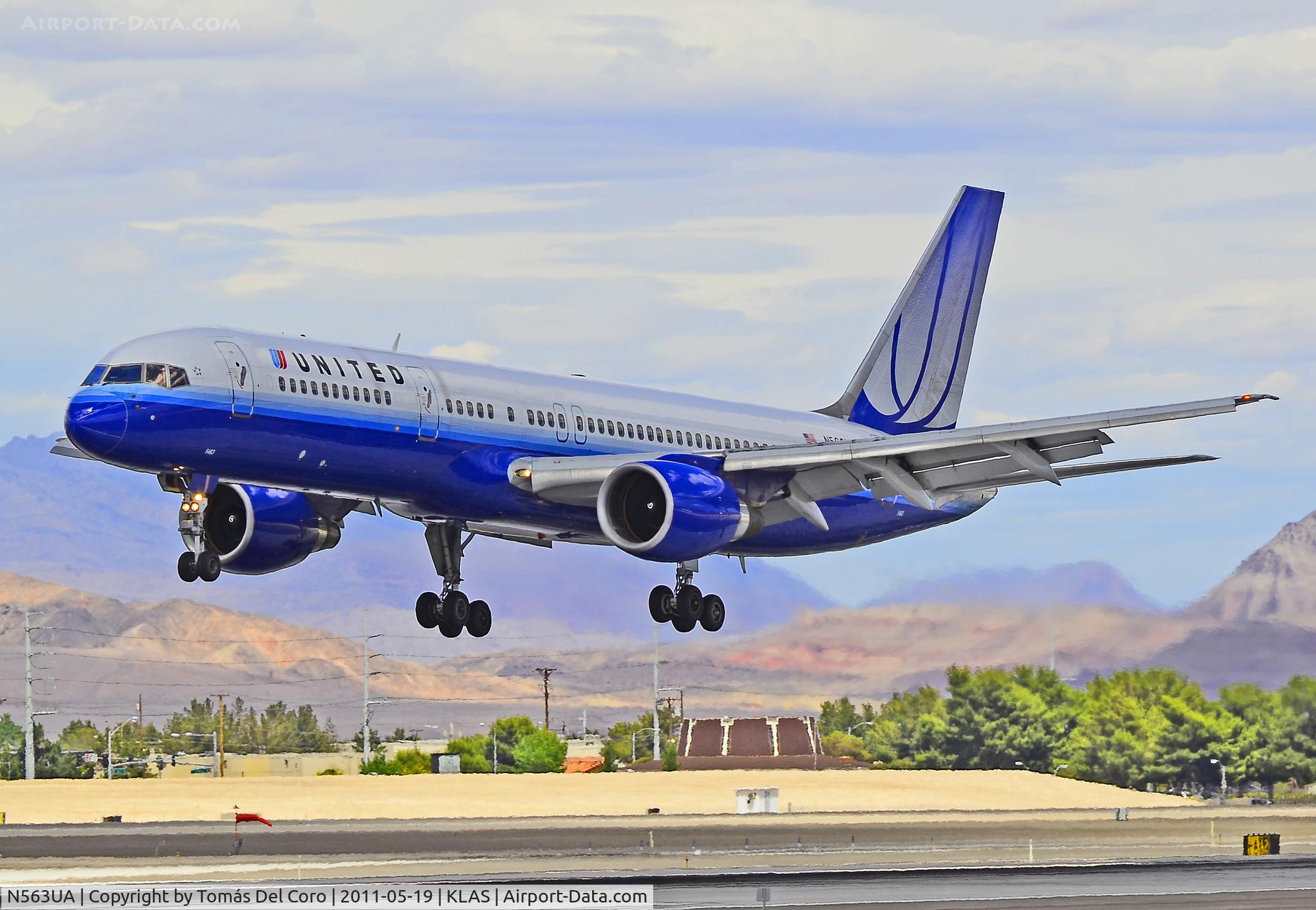 N563UA, 1992 Boeing 757-222 C/N 26665, United Airlines N563UA 1992 Boeing 757-222 C/N 26665

Las Vegas - McCarran International (LAS / KLAS)
USA - Nevada, May 19, 2011
Photo: Tomás Del Coro