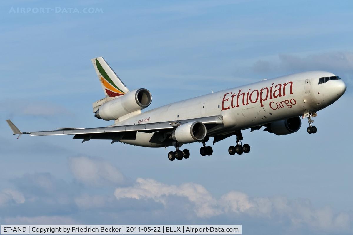 ET-AND, 1998 McDonnell Douglas MD-11F C/N 48780, on final RW24