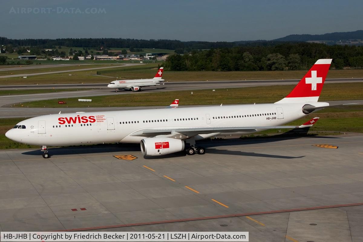 HB-JHB, 2009 Airbus A330-343X C/N 1018, taxying to the gate