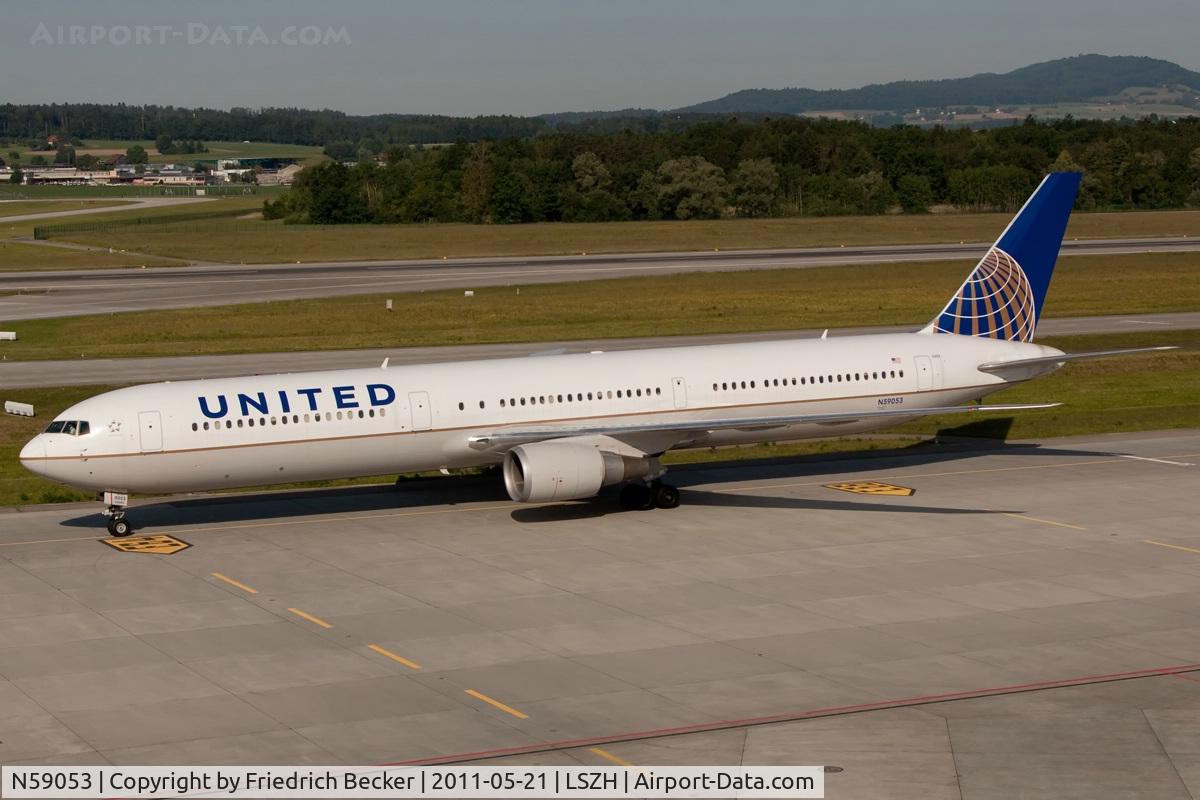 N59053, 2000 Boeing 767-424/ER C/N 29448, taxying to the gate
