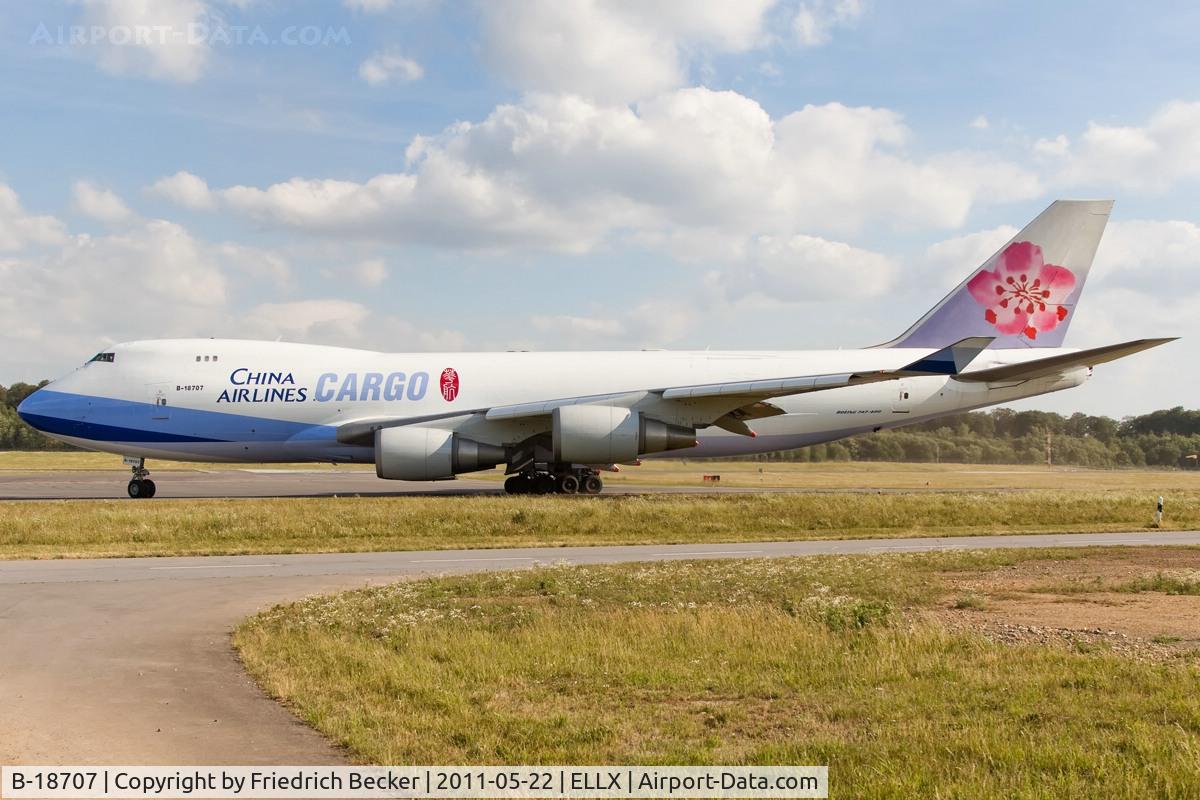 B-18707, 2001 Boeing 747-409F/SCD C/N 30764, taxying to the active