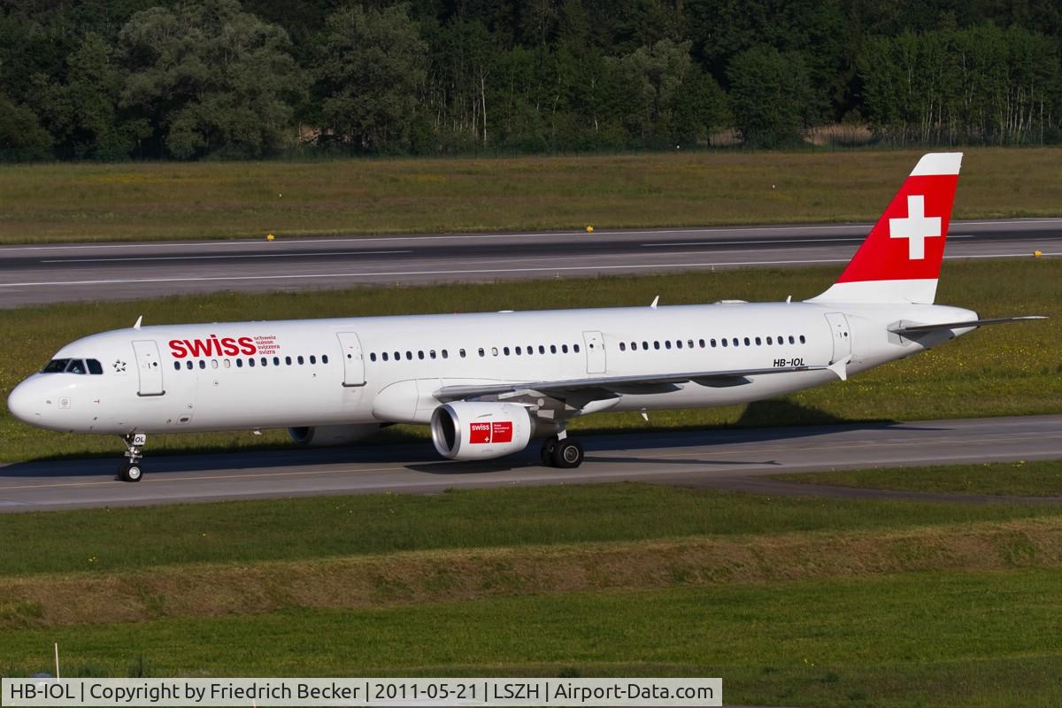 HB-IOL, 1999 Airbus A321-111 C/N 1144, taxying to gate