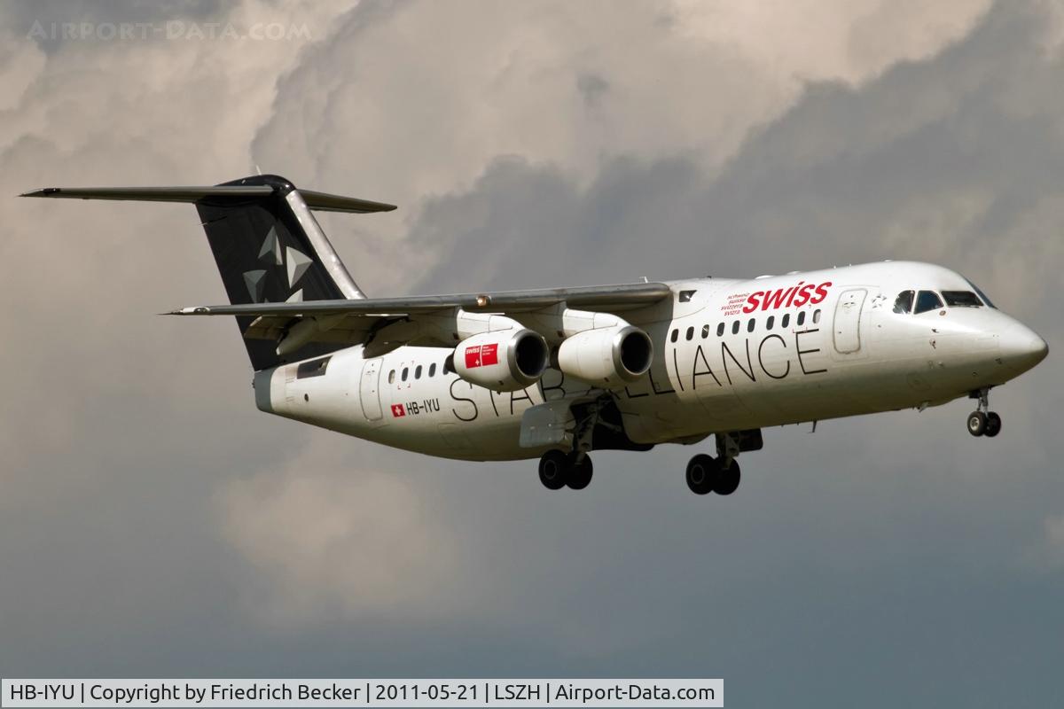 HB-IYU, 2000 British Aerospace Avro 146-RJ100 C/N E3379, on final RW14