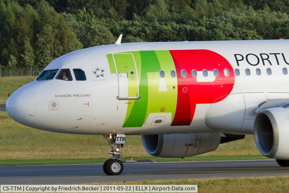 CS-TTM, 1999 Airbus A319-111 C/N 1106, taxying to the active