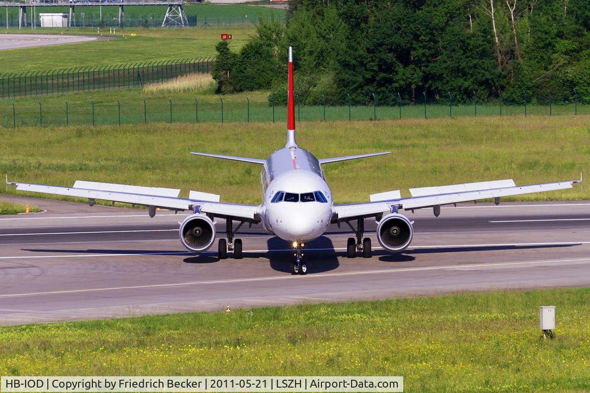 HB-IOD, 1995 Airbus A321-111 C/N 522, taxying to the gate