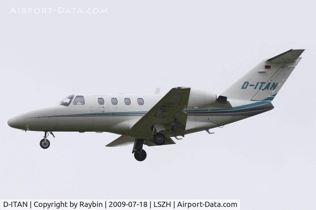 D-ITAN, 2000 Cessna 525 CitationJet CJ1 C/N 525-0399, Landing on rwy 16