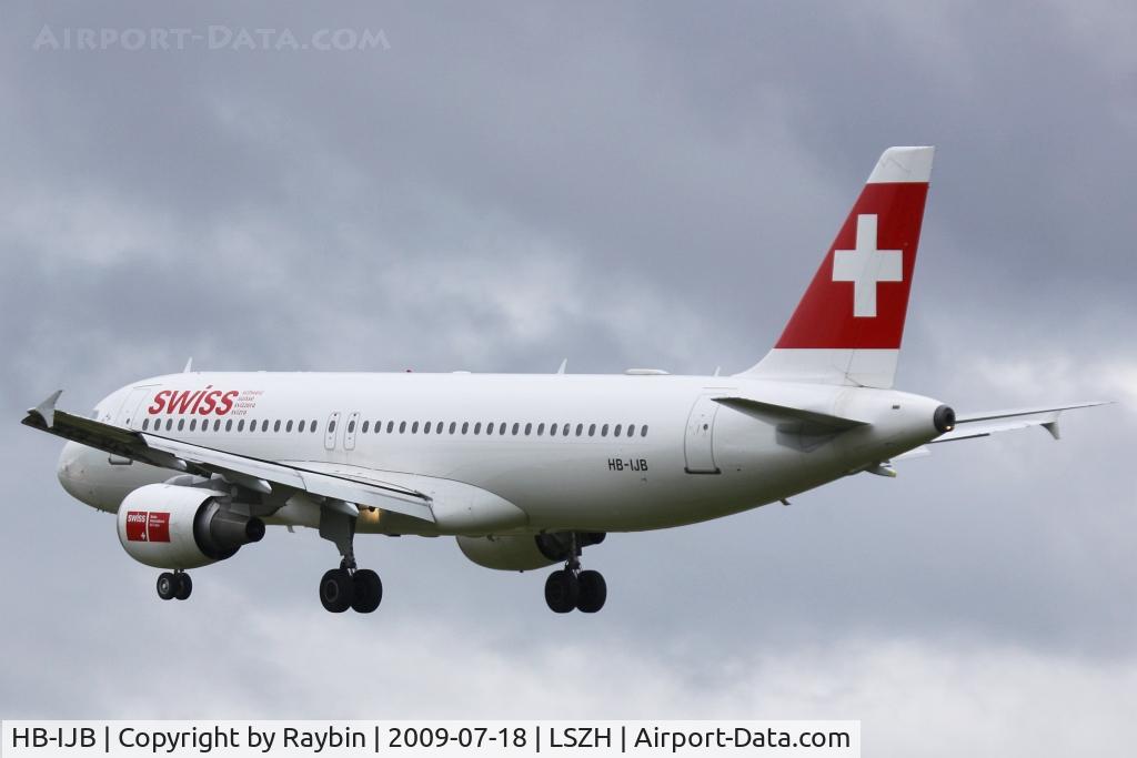 HB-IJB, 1995 Airbus A320-214 C/N 0545, Morning arrival with bad weather