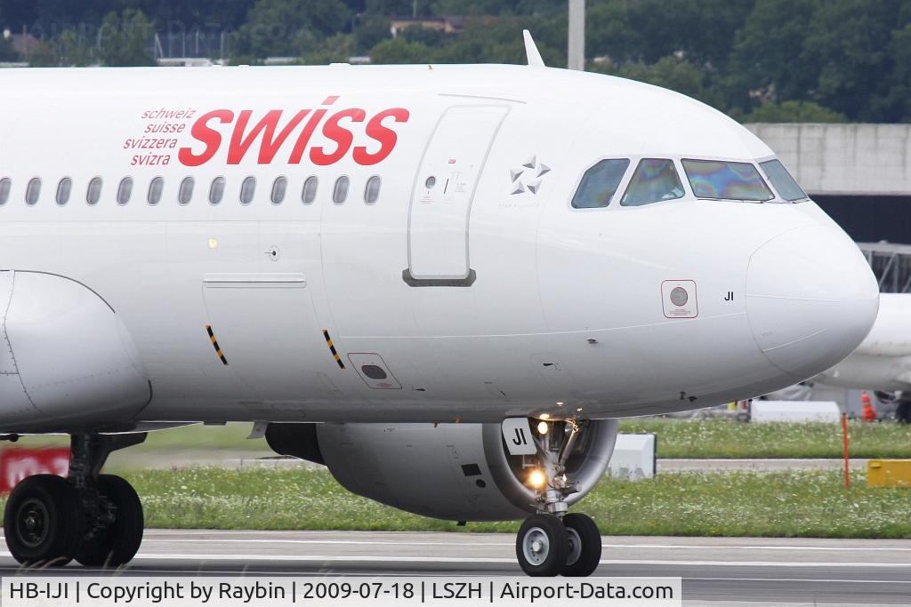 HB-IJI, 1996 Airbus A320-214 C/N 0577, Close-up