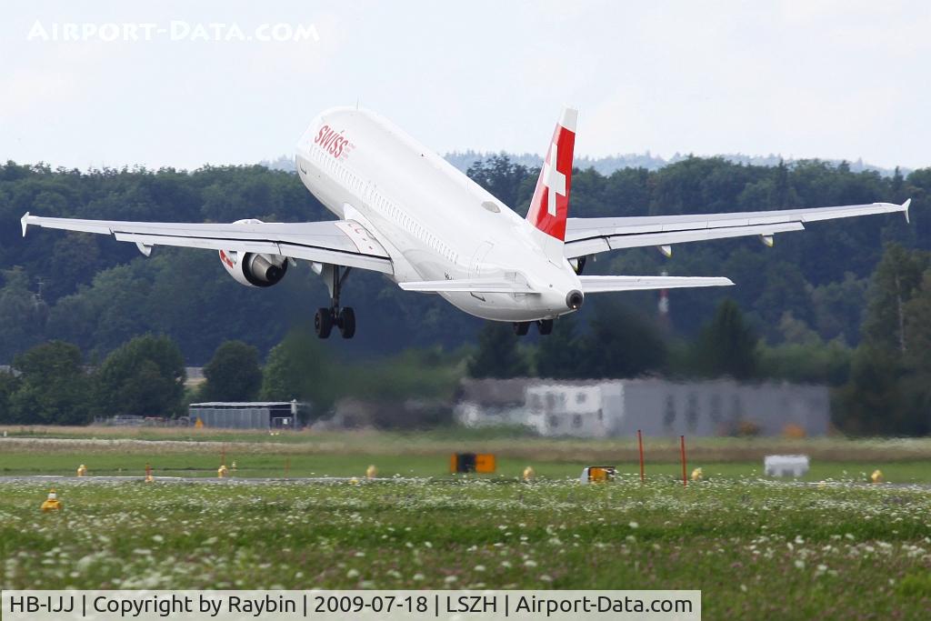 HB-IJJ, 1996 Airbus A320-214 C/N 585, Leaving ZRH direction north