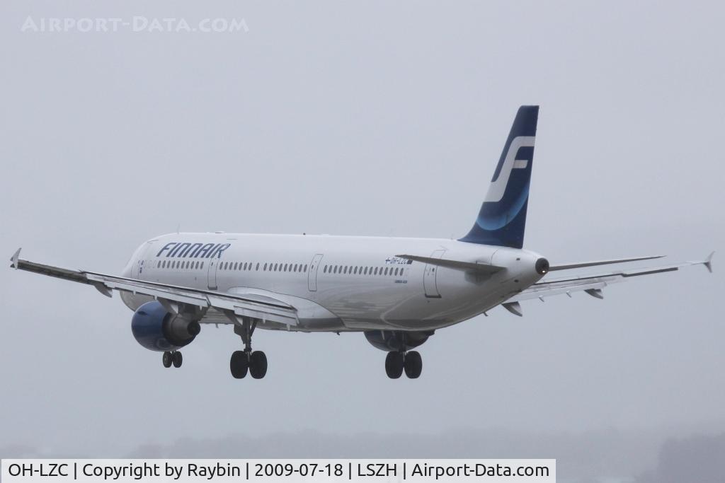 OH-LZC, 2000 Airbus A321-211 C/N 1185, arrival in the morning rain showers