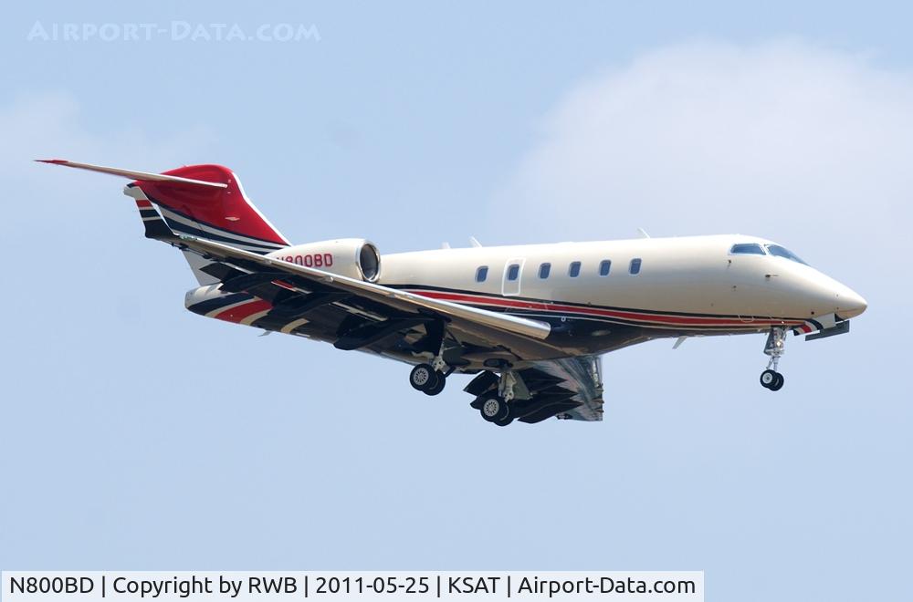 N800BD, 2009 Bombardier Challenger 300 (BD-100-1A10) C/N 20270, Landing 12R, Nice paint