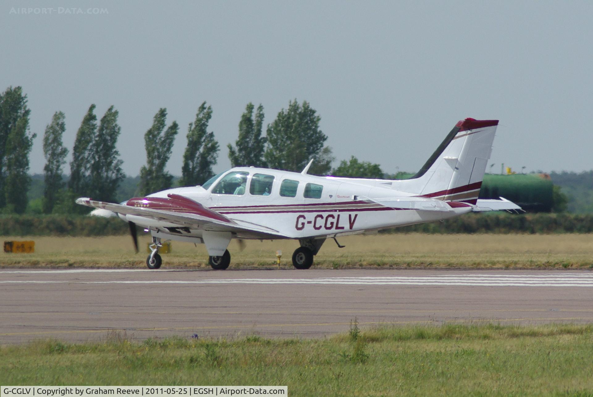 G-CGLV, 1990 Beech 58 Baron C/N TH-1591, About to take off.