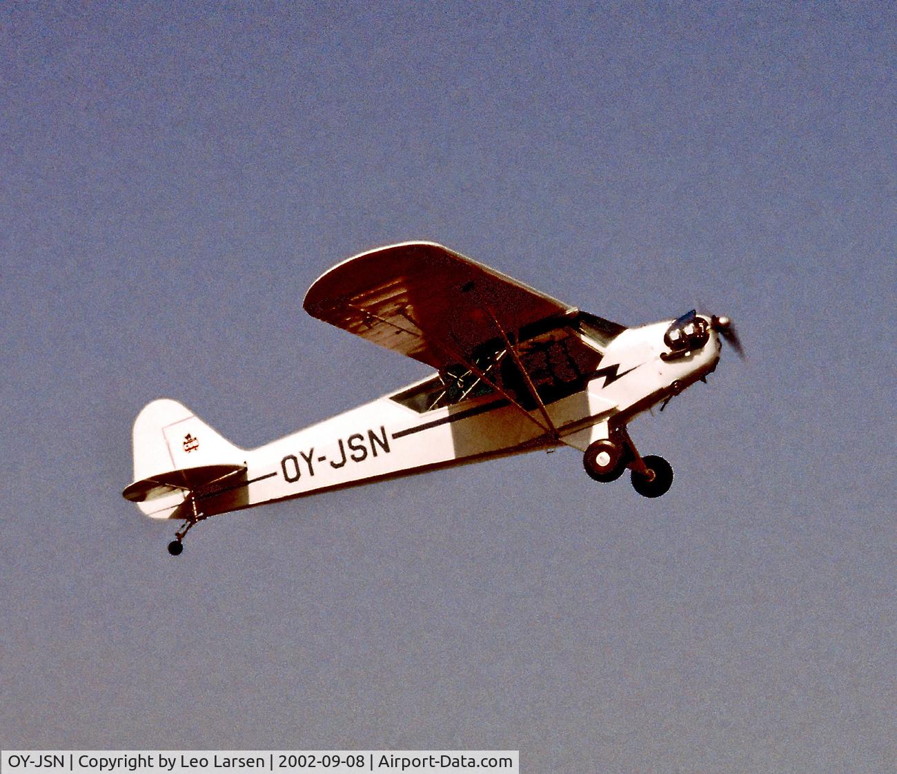 OY-JSN, 1940 Piper J3C-65 Cub C/N 5368, Avedøre Air strip Copenhagen 
8.9.02