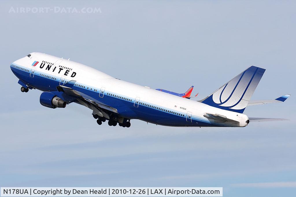 N178UA, 1990 Boeing 747-422 C/N 24385, United Airlines N178UA (FLT UAL839) climbing out from RWY 25R en route to Sydney (YSSY) with Southwest Airlines (FLT SWA2924) simultaneously climbing out from RWY 24L en route to Metropolitan Oakland Intl (KOAK).