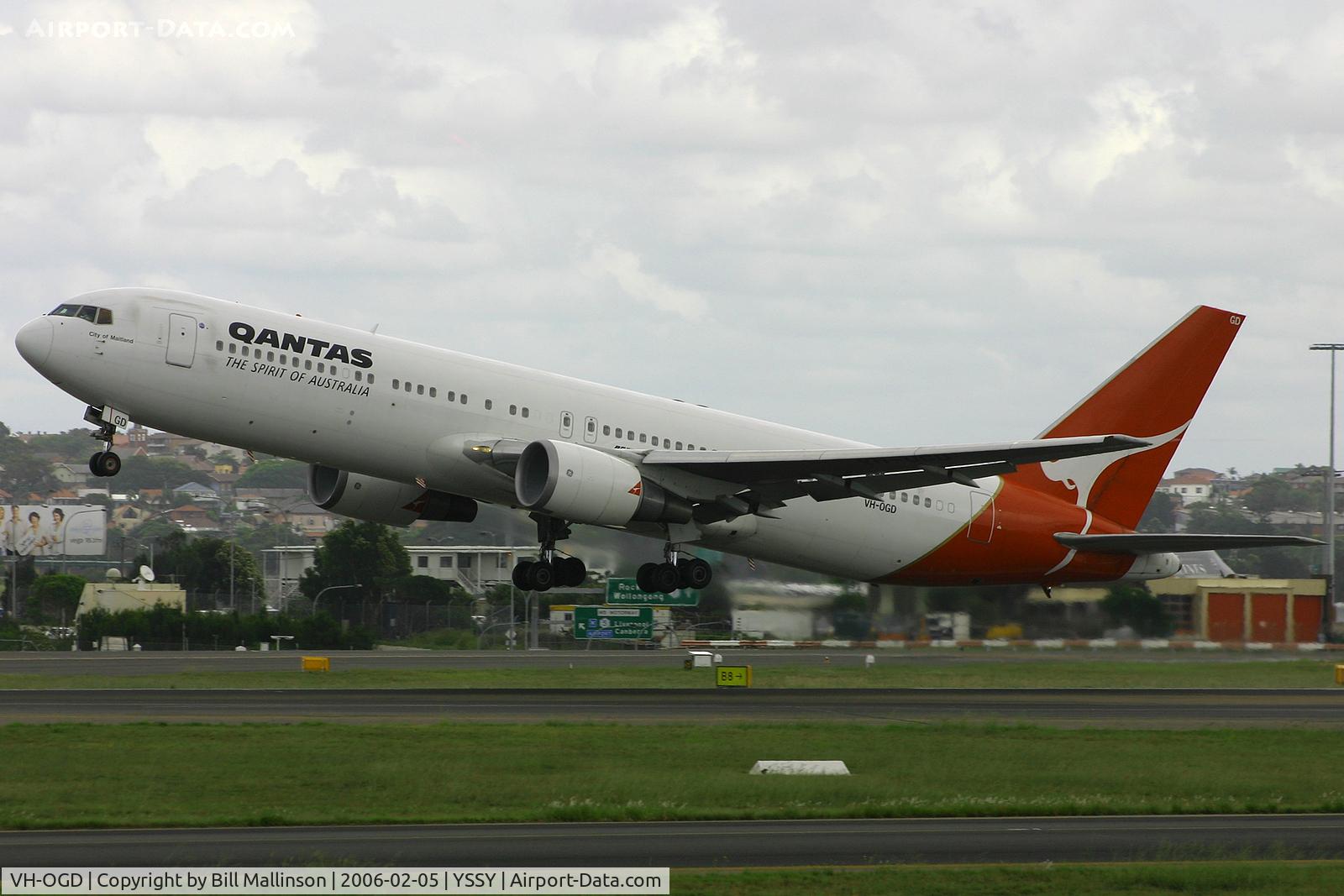 VH-OGD, 1988 Boeing 767-338 C/N 24407, away from 16R