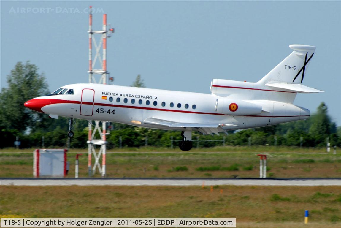 T18-5, 1989 Dassault Falcon 900 C/N 73, Government flight from Spain approaches on two six right.