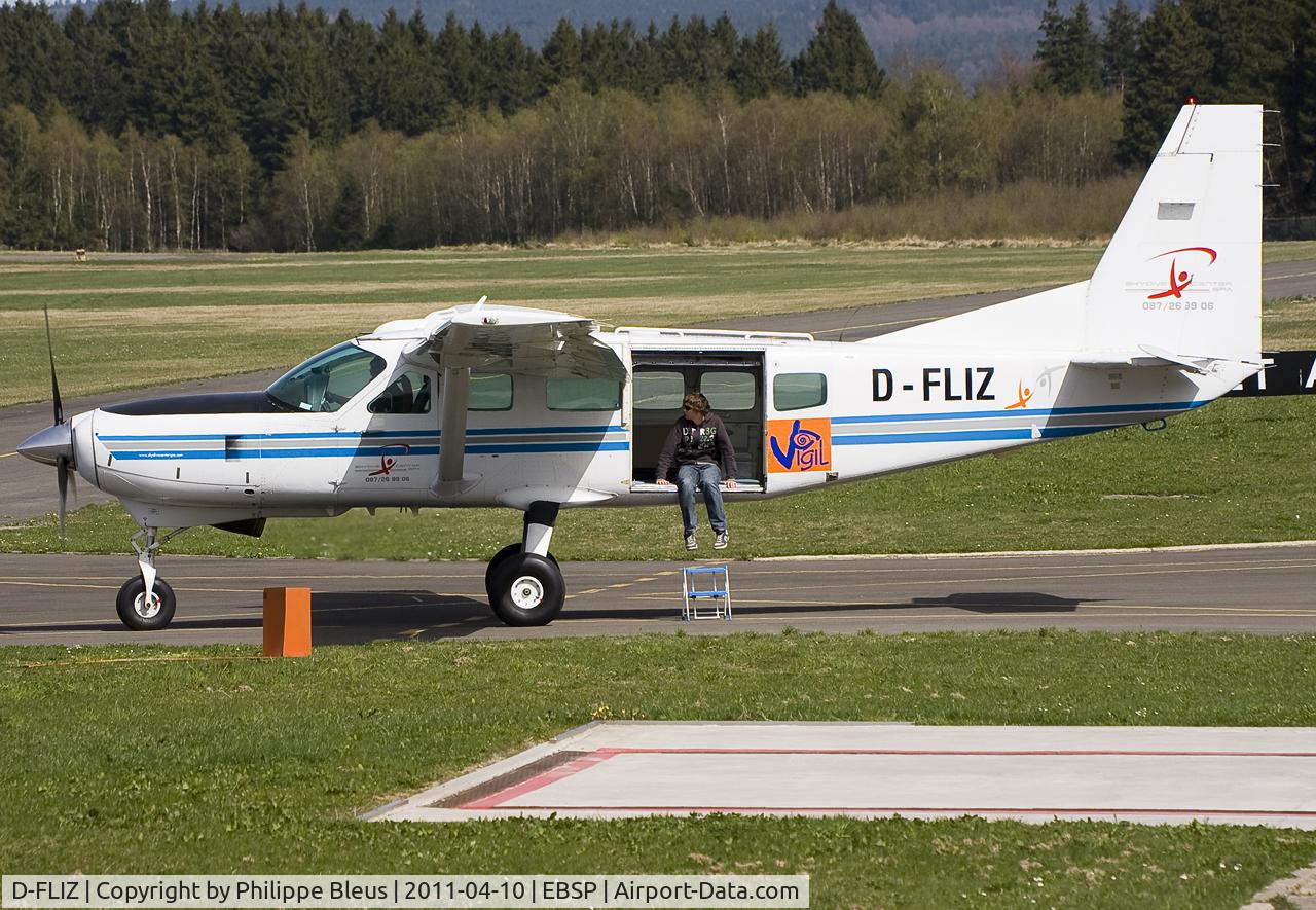 D-FLIZ, 1994 Cessna 208 Caravan I C/N 20800241, Second airplane dropping skydivers, ready to get them aboard.