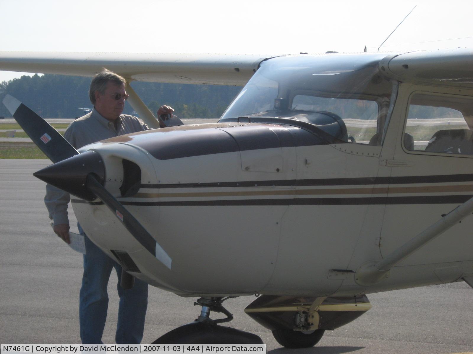 N7461G, 1970 Cessna 172K Skyhawk C/N 17259161, David preflighting At 4A4