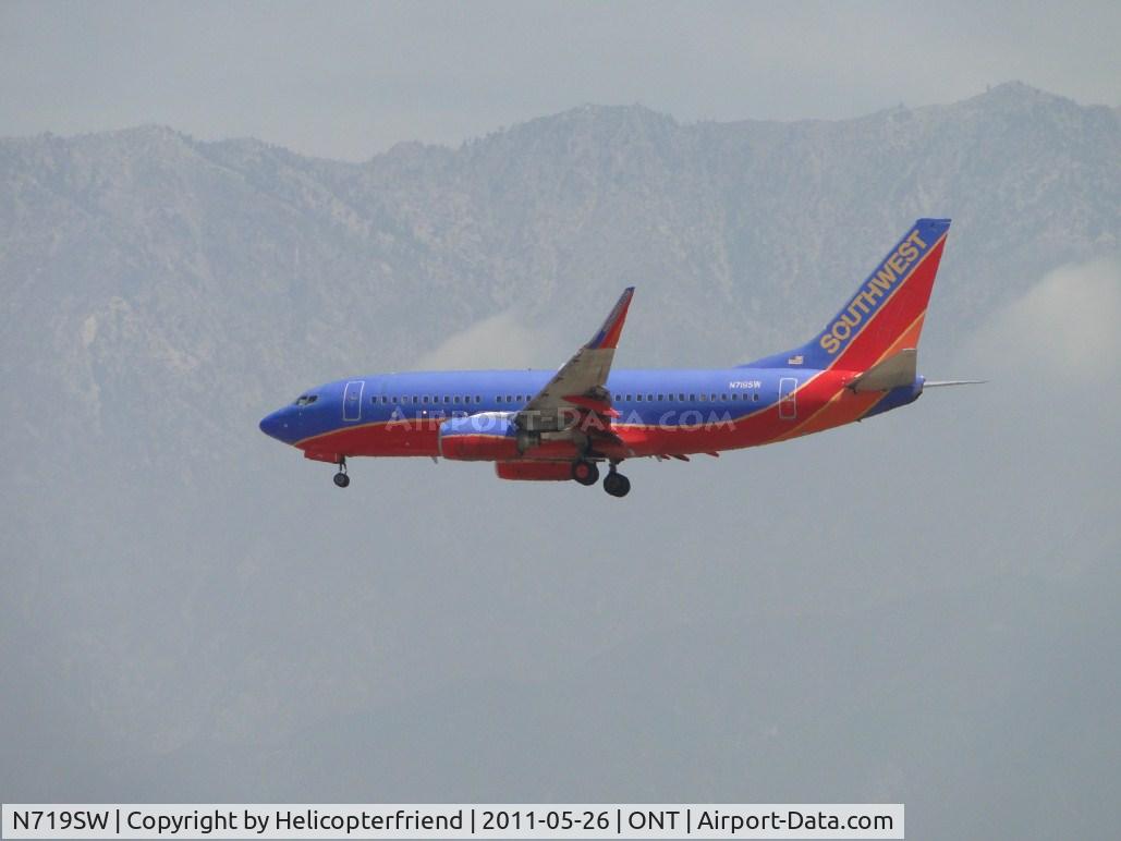 N719SW, 1998 Boeing 737-7H4 C/N 27853, On final to runway 26R