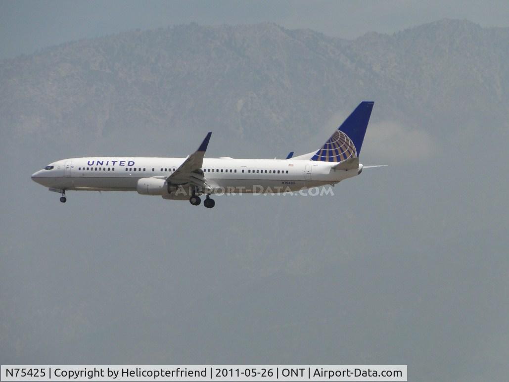N75425, 2008 Boeing 737-924/ER C/N 33460, United with Continental tail, on final to runway 26R