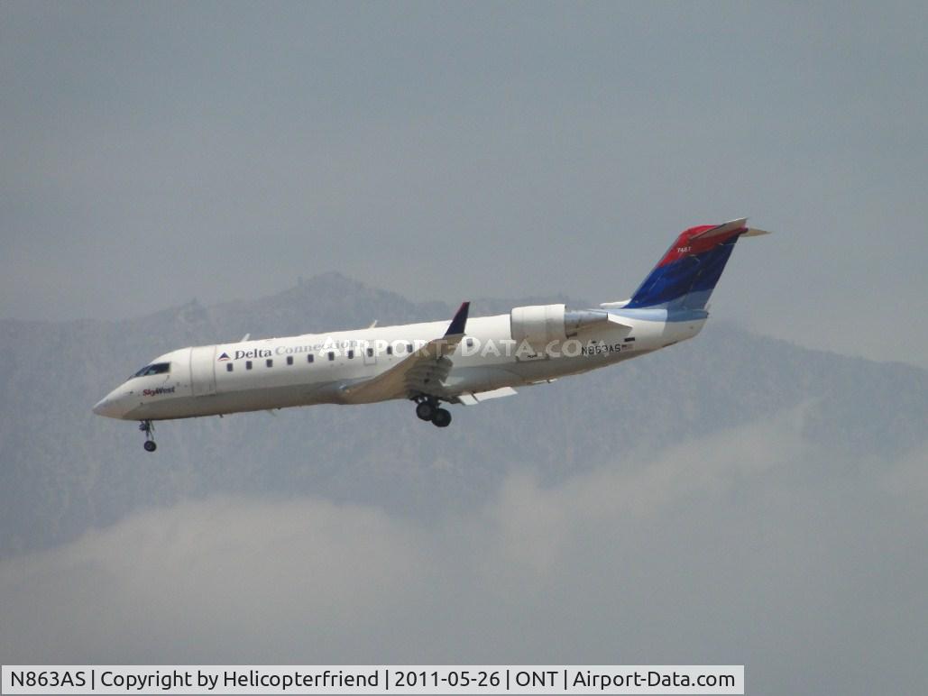 N863AS, 2001 Bombardier CRJ-200ER (CL-600-2B19) C/N 7487, SkyWest Delta Connection on final to 26R