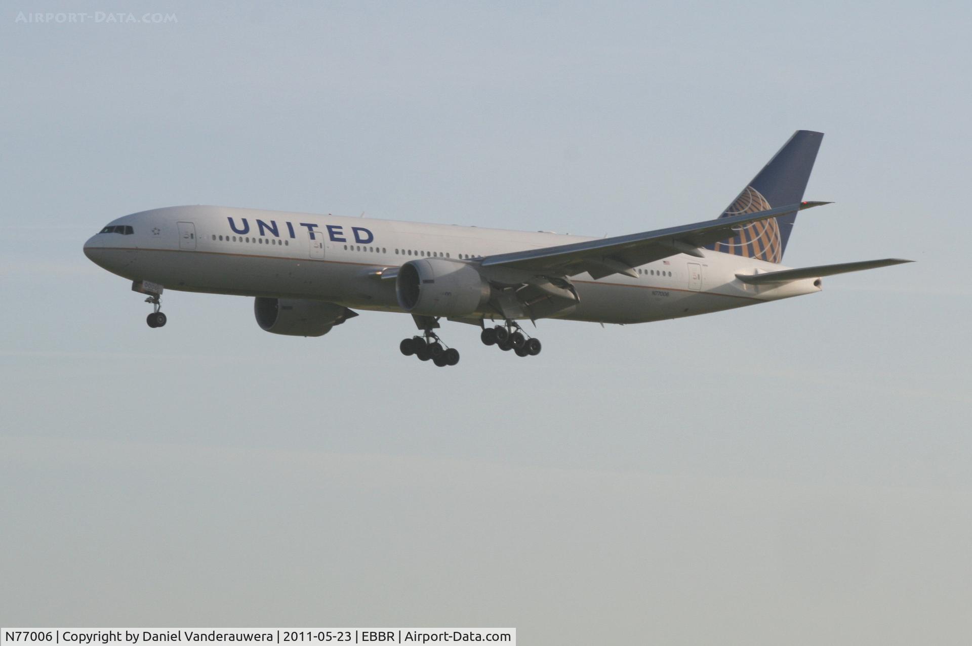 N77006, 1998 Boeing 777-224 C/N 29476, Early arrival of flight CO060 to RWY 25L