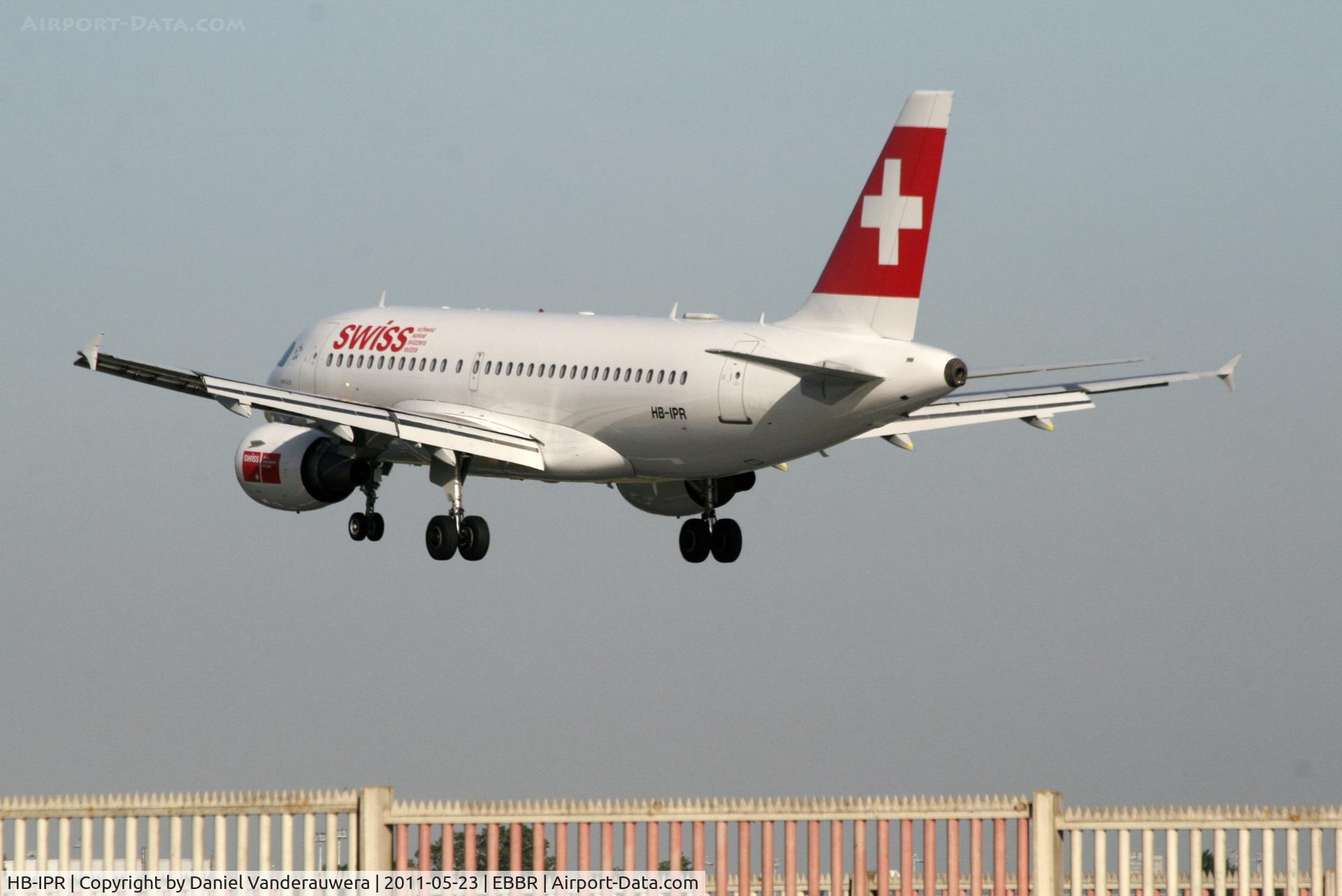 HB-IPR, 1999 Airbus A319-112 C/N 1018, Flight LX786 is descending to RWY 25L