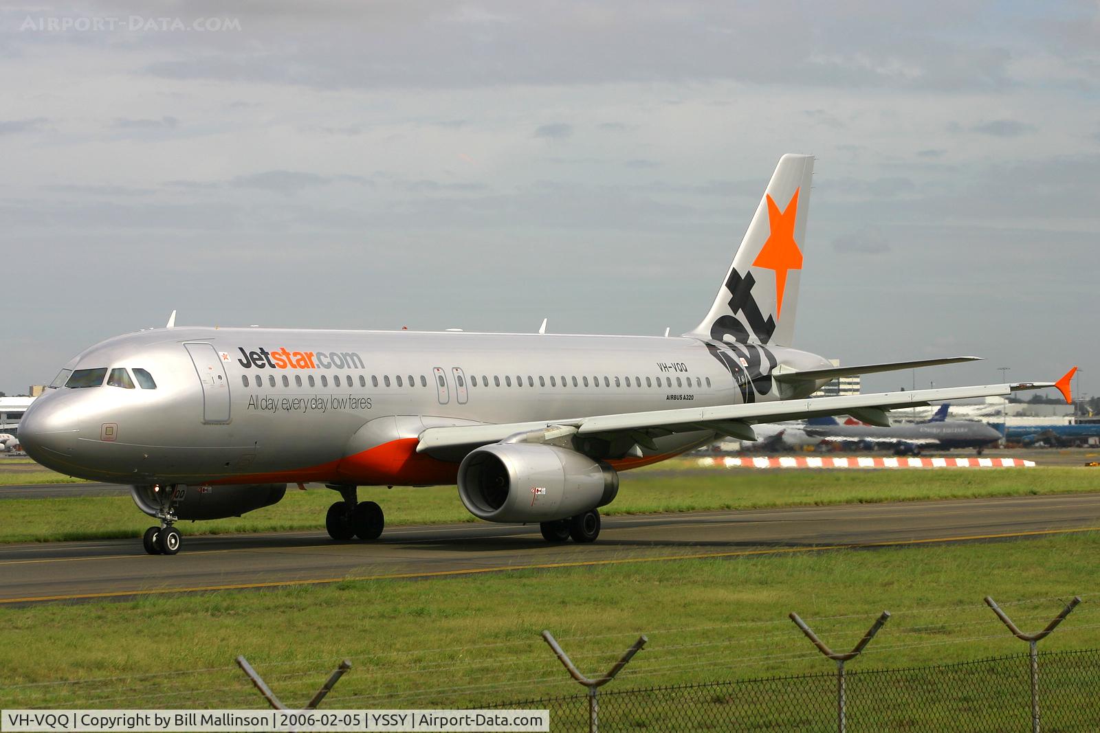 VH-VQQ, 2000 Airbus A320-232 C/N 2537, taxi to 34R