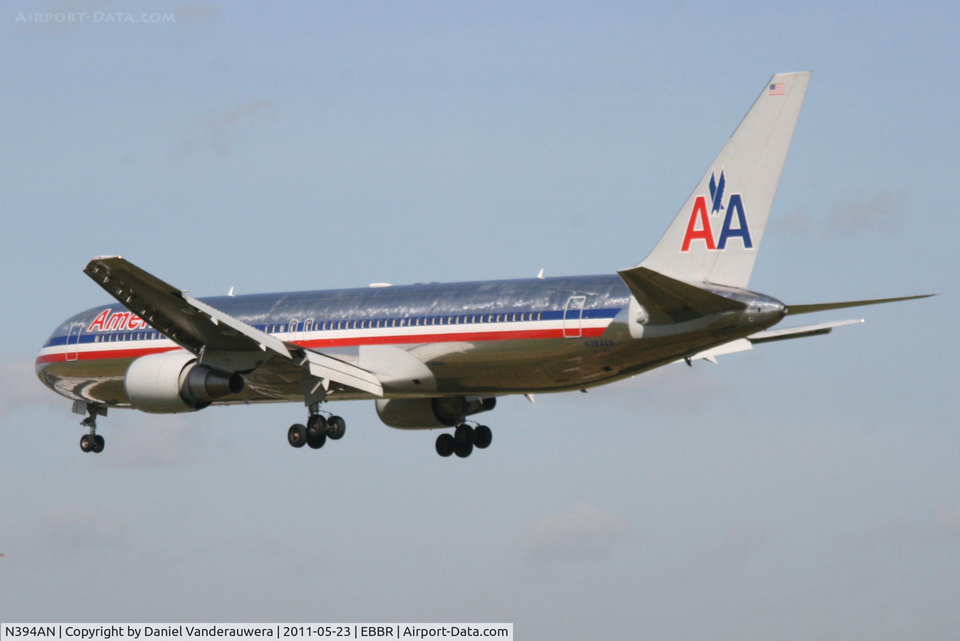 N394AN, 1998 Boeing 767-323/ER C/N 29431, Flight AA088 is descending to RWY 25L