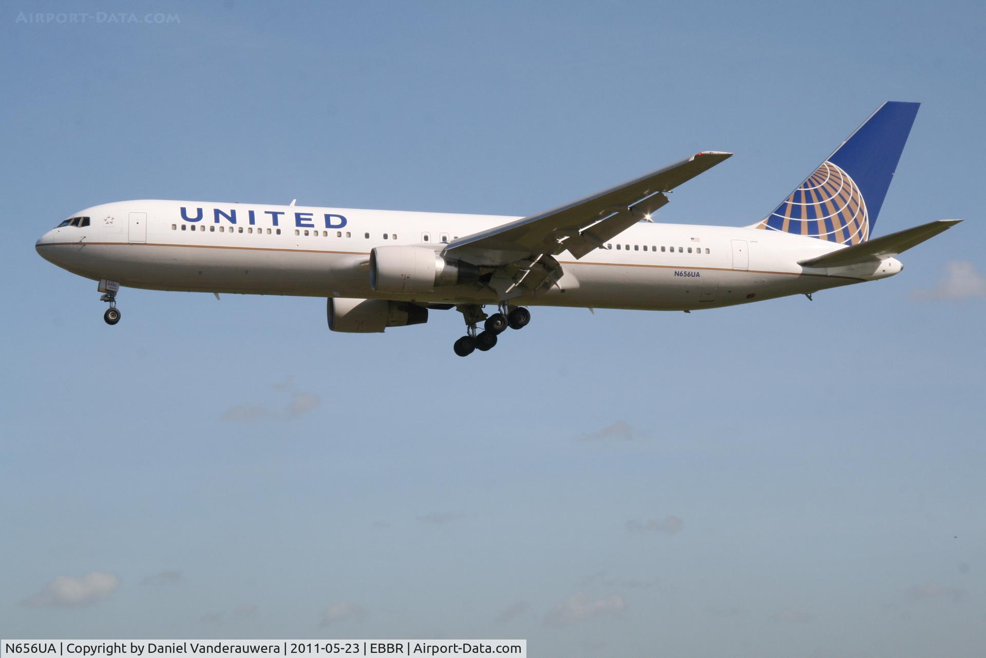 N656UA, 1992 Boeing 767-322 C/N 25394, Arrival of flight UA972 to RWY 25L