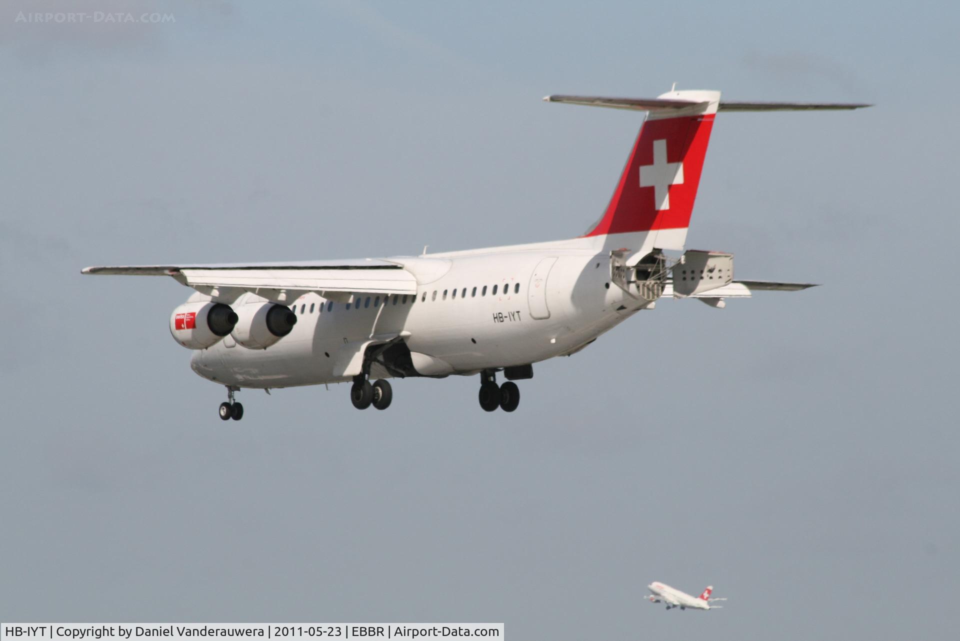 HB-IYT, 2000 British Aerospace Avro 146-RJ100 C/N E3380, Flight LX778 (ARJ-100  HB-IYT) is descending to RWY 25L while flight LX787 (A319-112  HB-IPR) is taking-off from RWY 25R