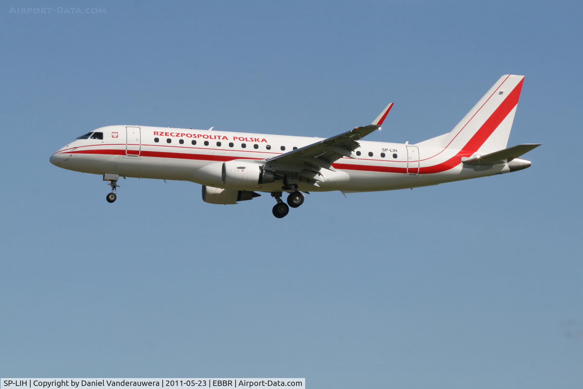 SP-LIH, 2009 Embraer 175LR (ERJ-170-200LR) C/N 17000288, Arrival to RWY 25L