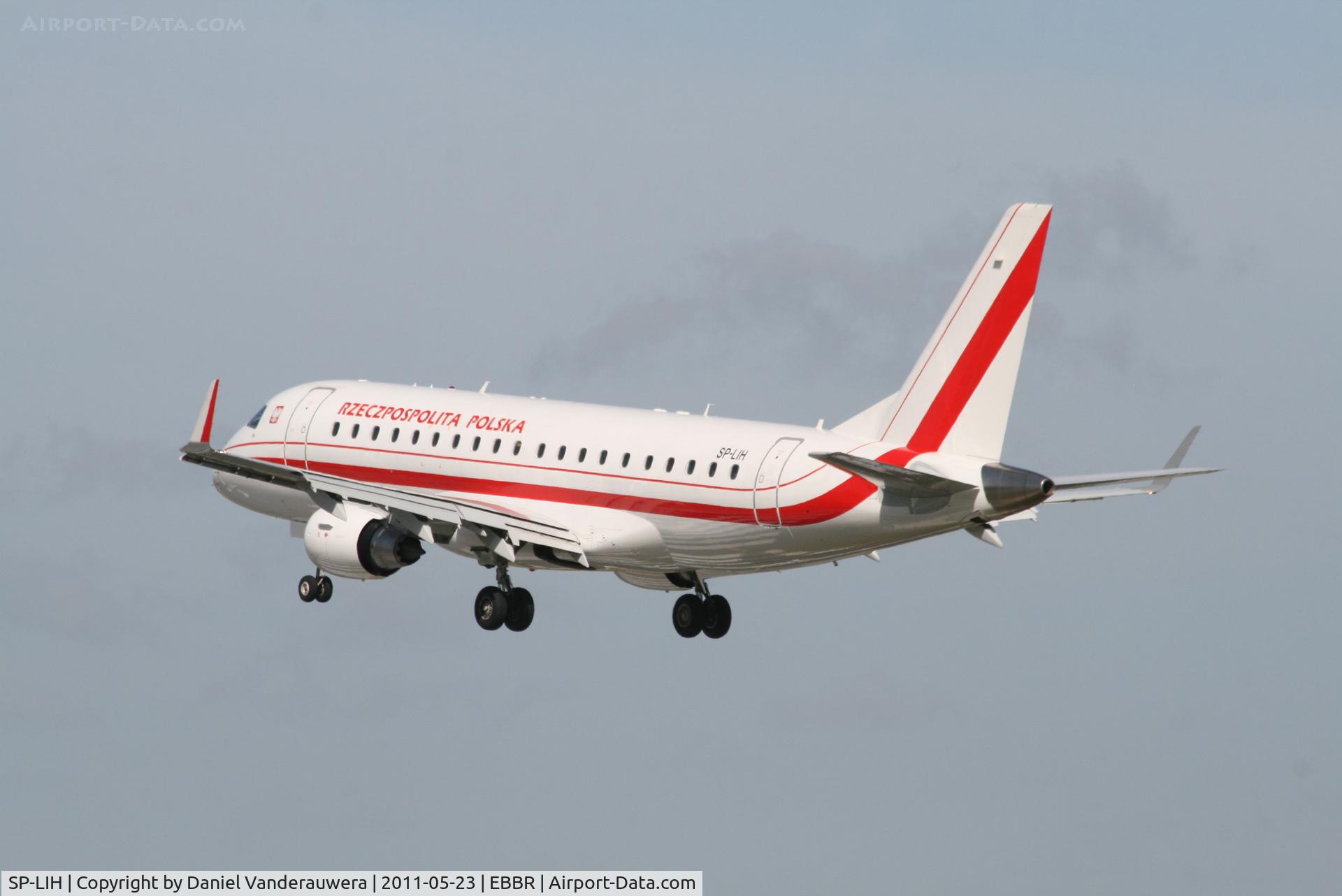 SP-LIH, 2009 Embraer 175LR (ERJ-170-200LR) C/N 17000288, Descending to RWY 25L