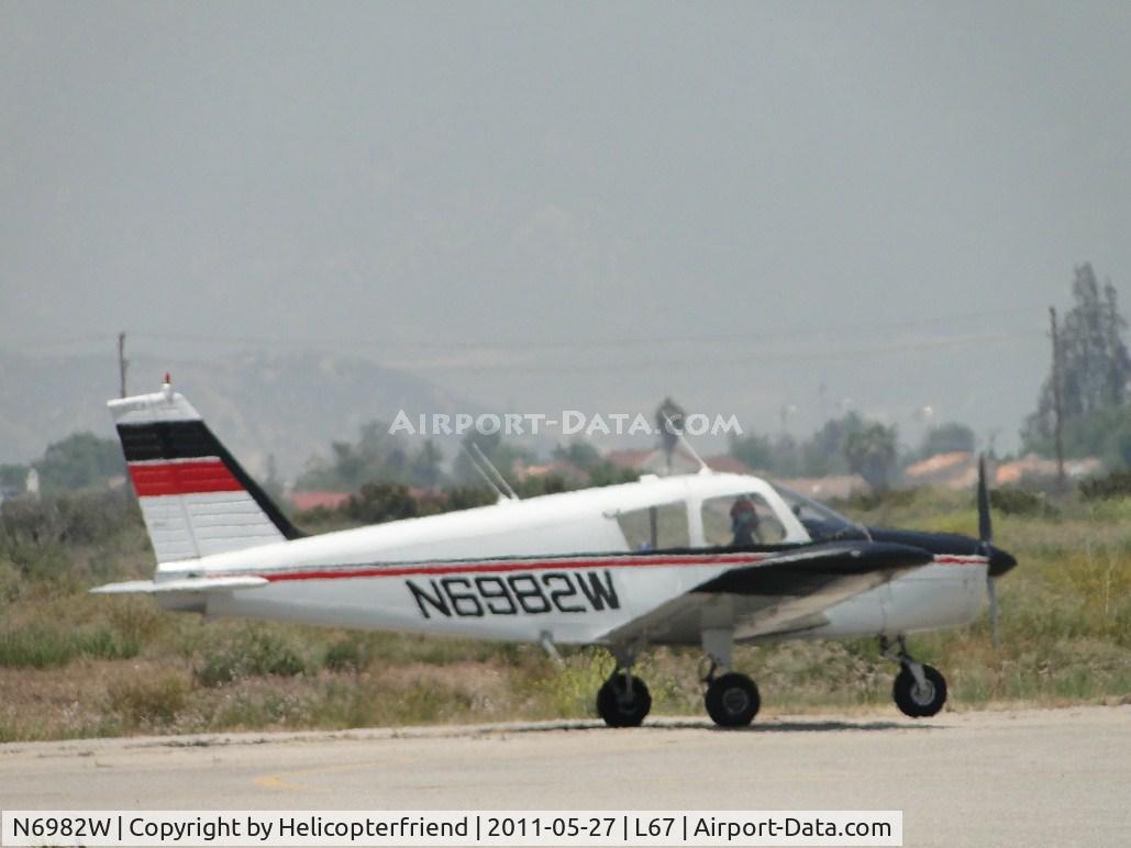 N6982W, 1965 Piper PA-28-140 C/N 28-21292, Taxiing back to runway 24 for take off