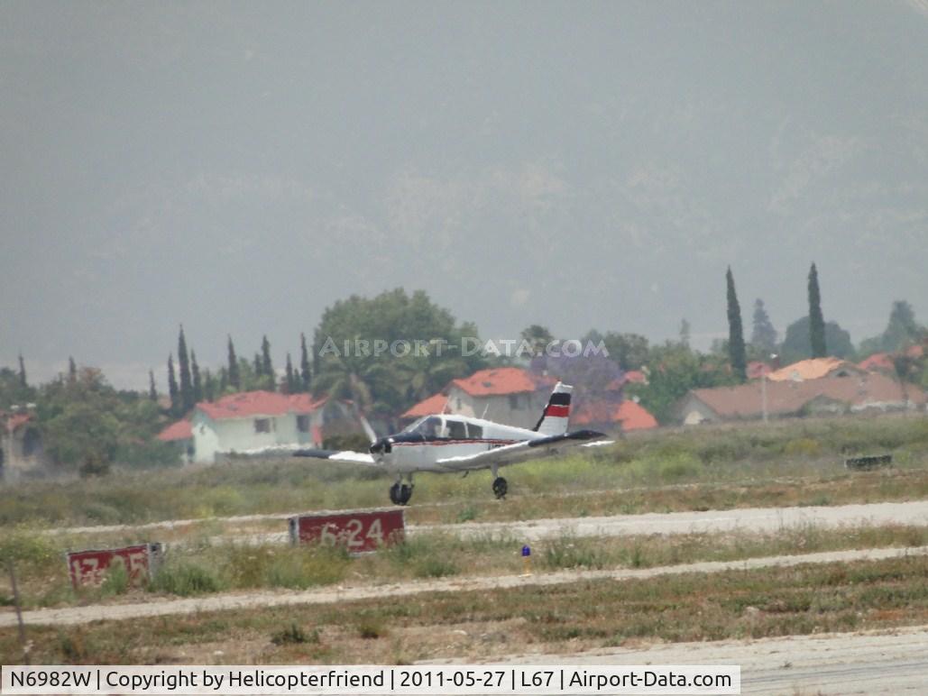N6982W, 1965 Piper PA-28-140 C/N 28-21292, Landing on runway 24