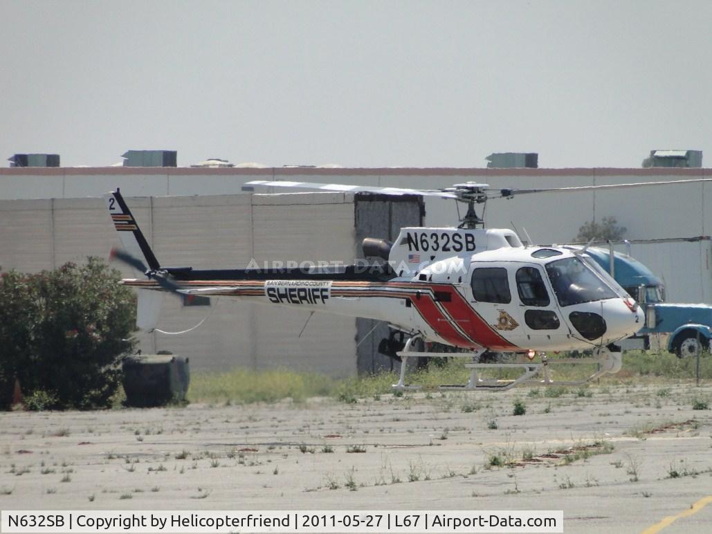 N632SB, 2004 Eurocopter AS-350B-3 Ecureuil Ecureuil C/N 3894, Facing north to check for any incoming flights, uncontrolled airport