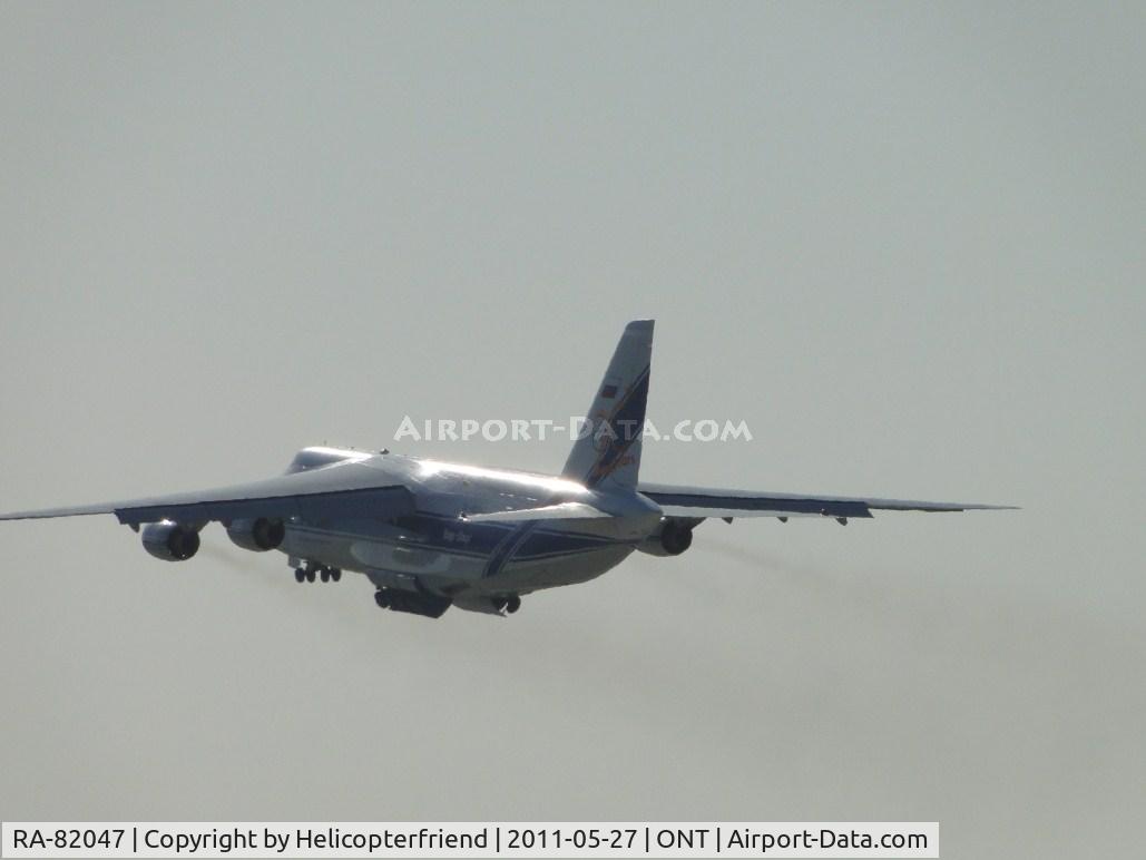 RA-82047, 1992 Antonov An-124-100 Ruslan C/N 9773053259121/0701, Wheels are being retracted and the flight begins