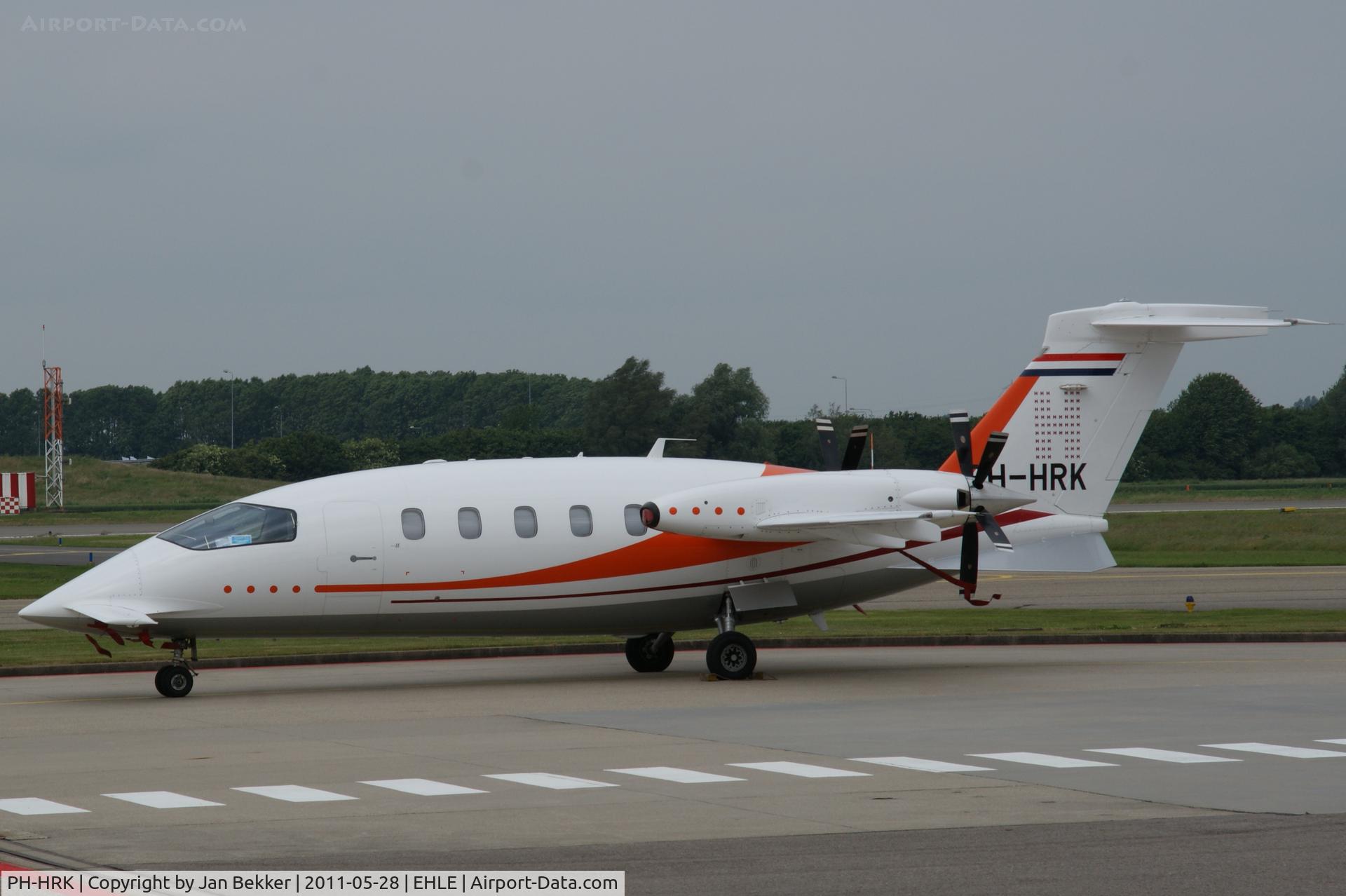 PH-HRK, 2006 Piaggio P-180 Avanti C/N 1120, Platform Lelystad