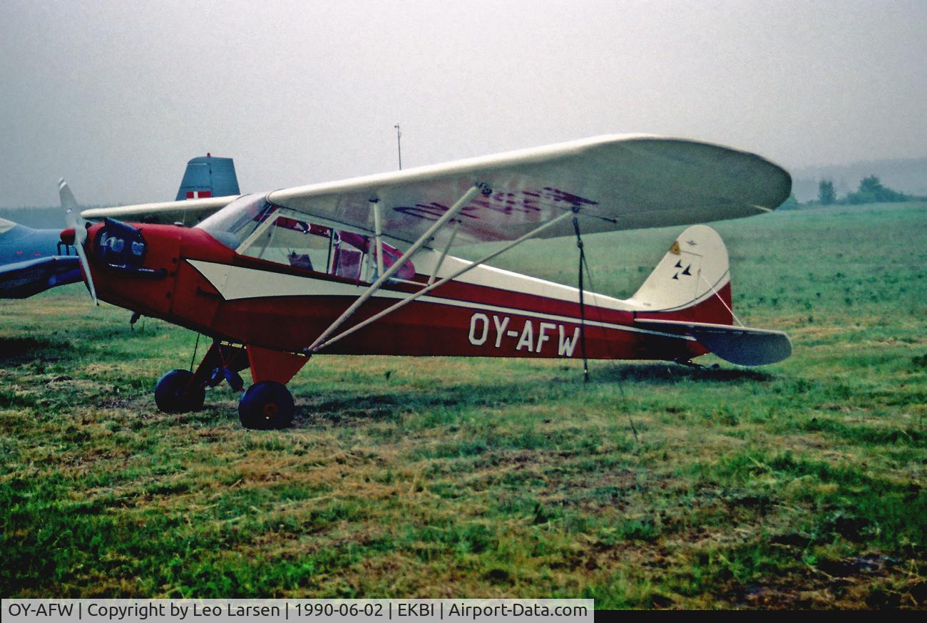 OY-AFW, 1936 Piper J3C-65 (L-4) Cub C/N S 559, Billund DK 2.6.90