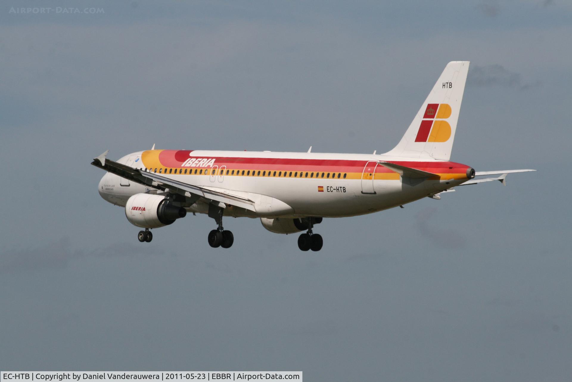 EC-HTB, 2001 Airbus A320-214 C/N 1530, Several seconds before landing on RWY 25L