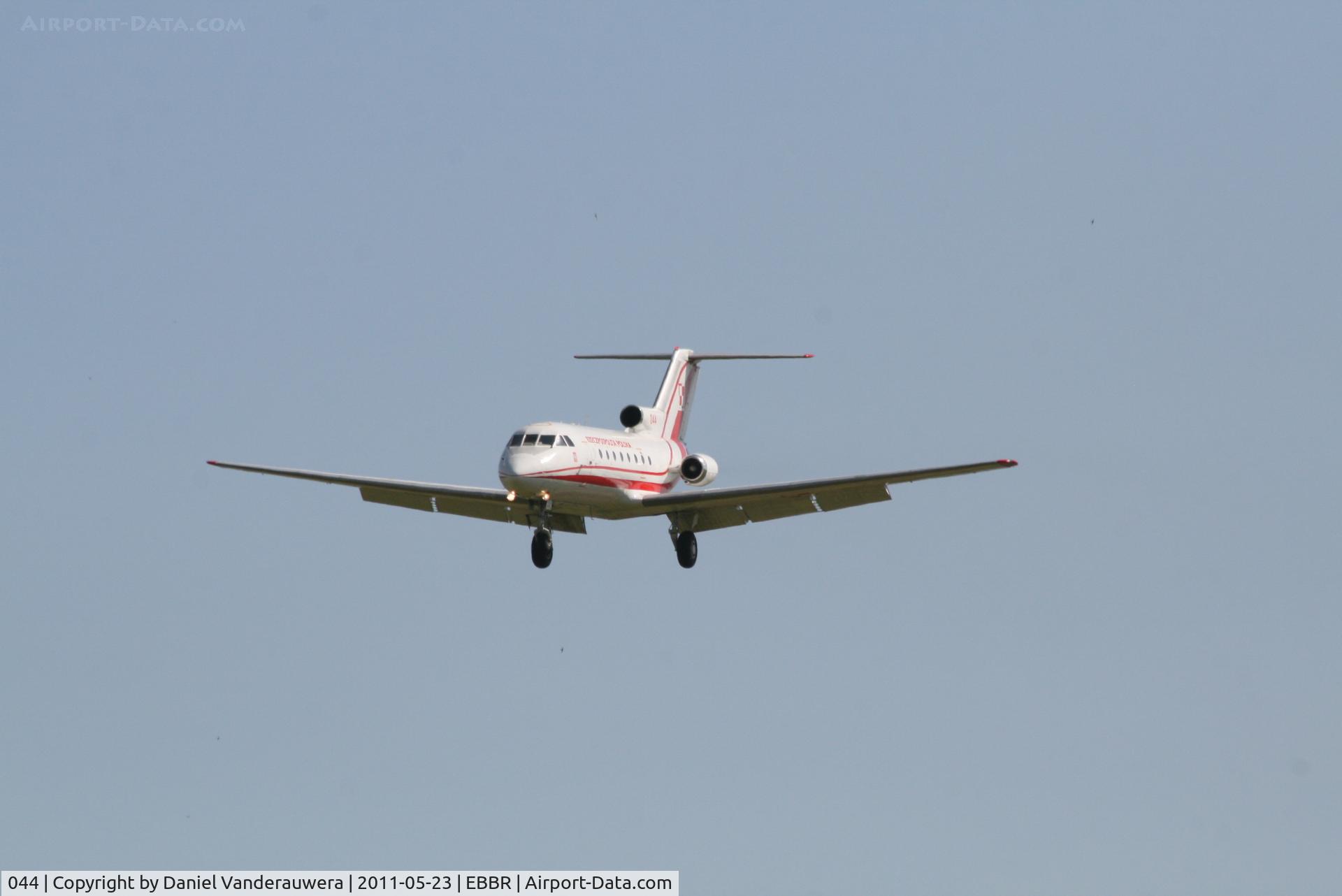 044, 1978 Yakovlev Yak-40 C/N 9840659, on approach to RWY25L