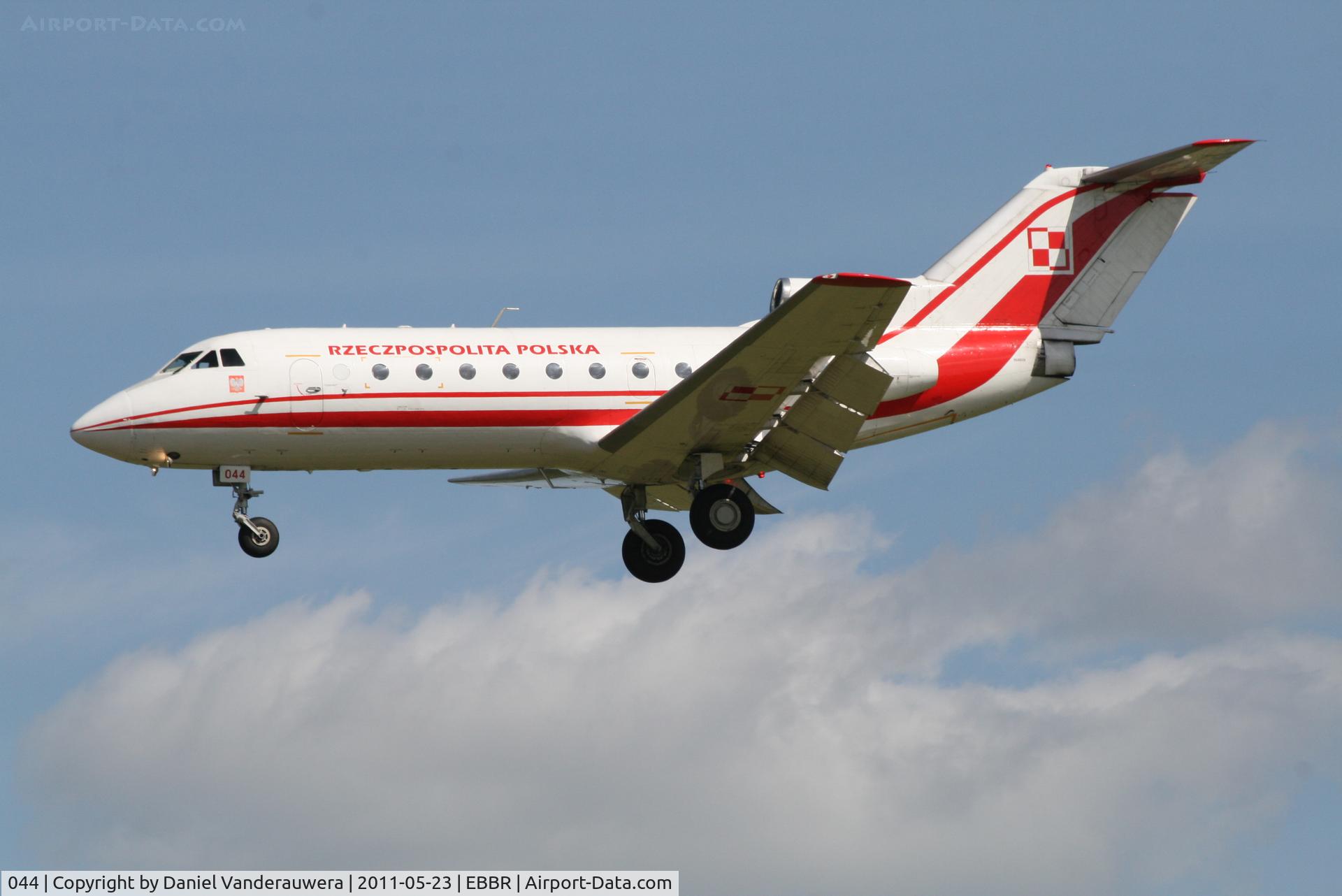 044, 1978 Yakovlev Yak-40 C/N 9840659, Descending to RWY 25L
