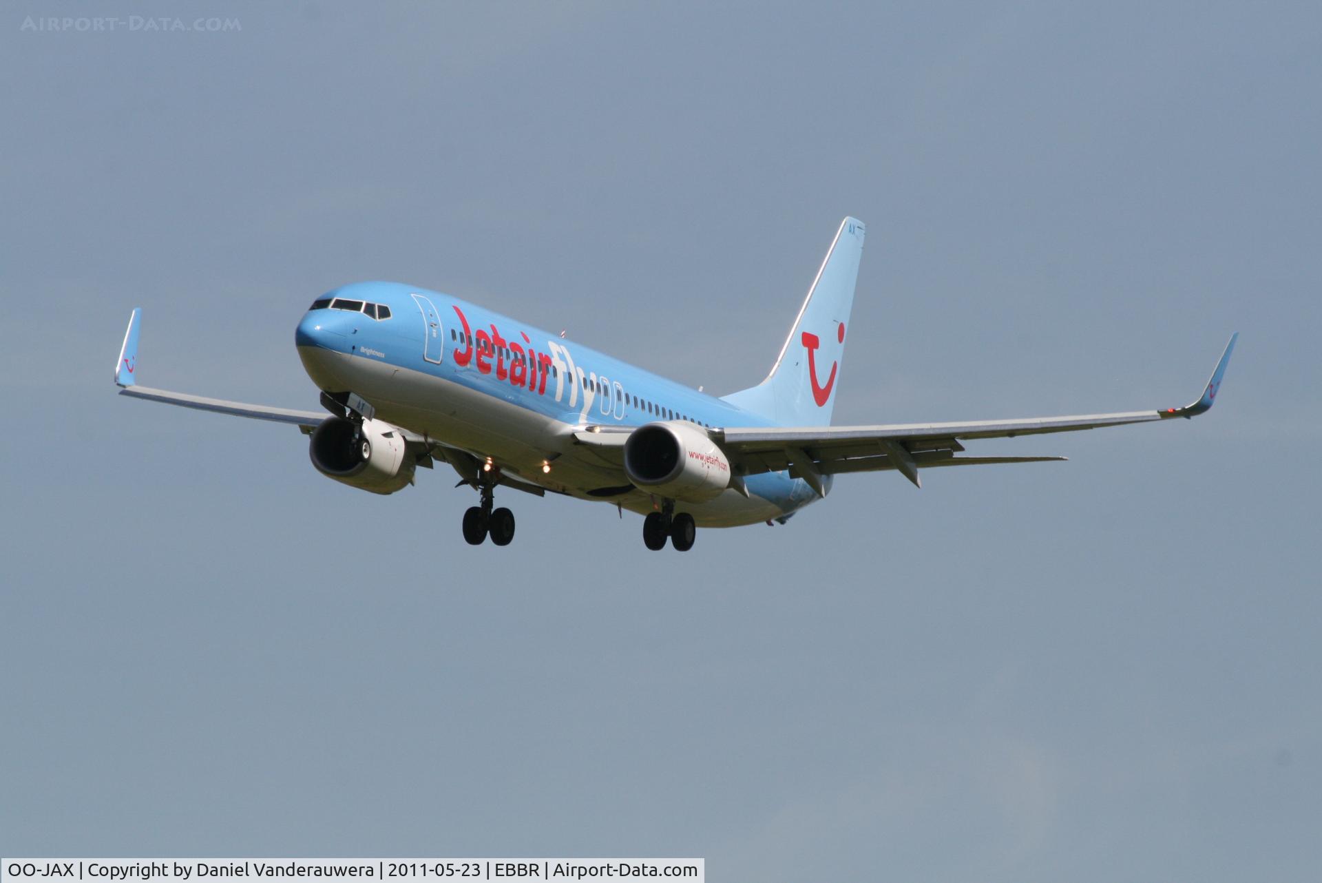 OO-JAX, 2010 Boeing 737-8K5 C/N 37238, on approach to RWY 25L