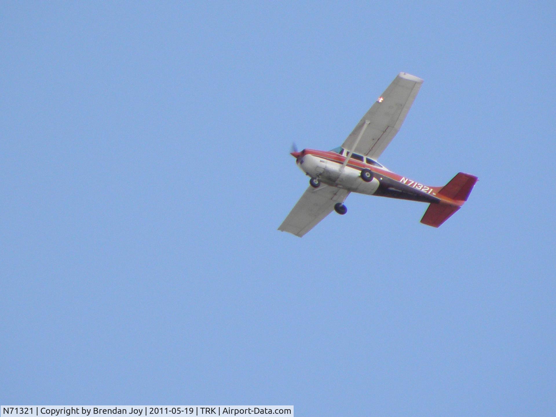 N71321, 1969 Cessna 182M Skylane C/N 18259578, On approach to Truckee Ca.